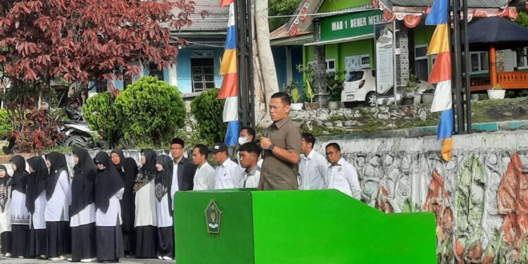 Kasatresnarkoba Heri Haryanto Jadi Pembina Upacara Di MAN 1 Bener Meriah