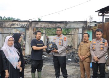 Bukan Sekadar Simpati, Tapi Aksi Nyata! Kapolres Kampar Beri Bantuan Langsung ke Korban Kebakaran Pasar Kuok, Bukti Polri Peduli!”