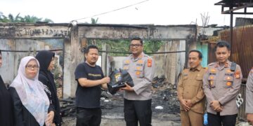 Bukan Sekadar Simpati, Tapi Aksi Nyata! Kapolres Kampar Beri Bantuan Langsung ke Korban Kebakaran Pasar Kuok, Bukti Polri Peduli!”