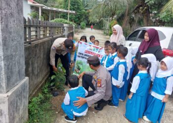 Hijaukan Sekolah, Polsek Bunut Tanam Pohon Bersama Anak TK di Desa Petani