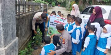 Hijaukan Sekolah, Polsek Bunut Tanam Pohon Bersama Anak TK di Desa Petani