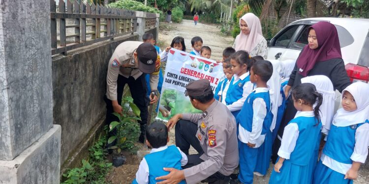 Hijaukan Sekolah, Polsek Bunut Tanam Pohon Bersama Anak TK di Desa Petani