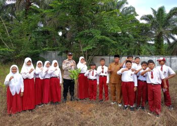 Program Penghijauan, Polisi Tanam Bibit Pohon di Sekolah