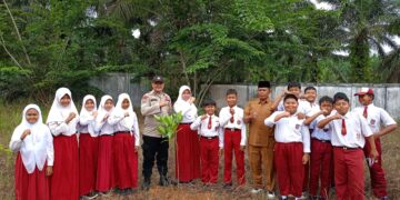 Program Penghijauan, Polisi Tanam Bibit Pohon di Sekolah