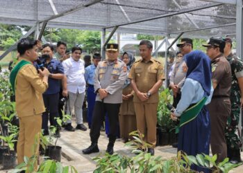Kapolda Riau Resmikan Bank Pohon Polres Kampar