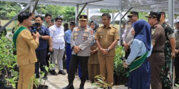 Kapolda Riau Resmikan Bank Pohon Polres Kampar