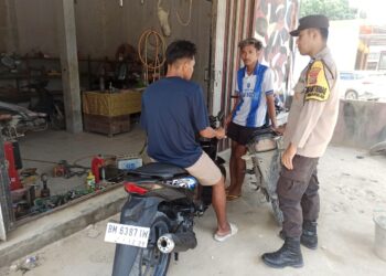 Bhabinkamtibmas Langgam Sambangi Warga, Imbau Waspadai Hoax dan Jaga Kamtibmas