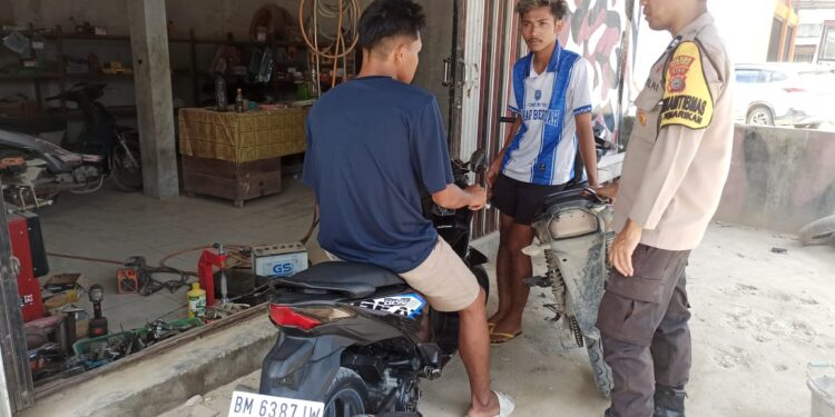 Bhabinkamtibmas Langgam Sambangi Warga, Imbau Waspadai Hoax dan Jaga Kamtibmas