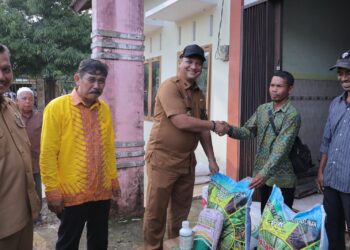 Bupati Aceh Tamiang Armia Pahmi Serahkan puluhan Ton Bantuan Pupuk