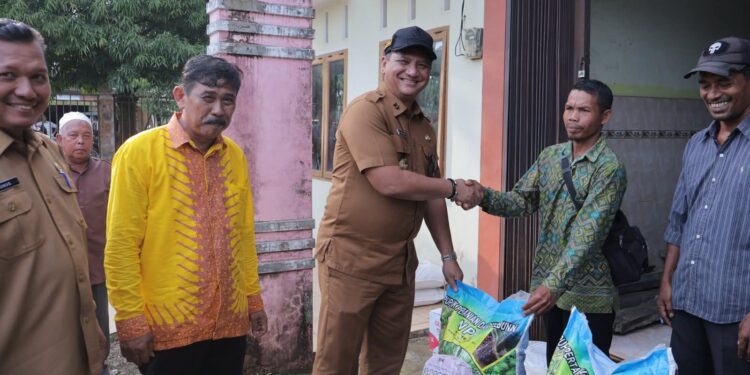 Bupati Aceh Tamiang Armia Pahmi Serahkan puluhan Ton Bantuan Pupuk