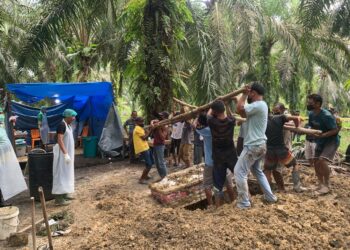 Tim Forensik Autopsi Ulang Jasad Antoni Tampubolon, Polsek Tapung Dampingi Proses Ekshumasi di Pemakaman Keluarga!”