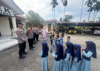 Polsek Pangkalan Kuras Terima Kunjungan TK At Taqwa, Kenalkan Polisi Sejak Dini
