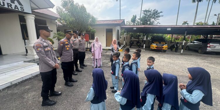 Polsek Pangkalan Kuras Terima Kunjungan TK At Taqwa, Kenalkan Polisi Sejak Dini