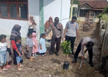 Polsek Ukui Edukasi Anak PAUD soal Lingkungan dan Tanam Pohon di Sekolah