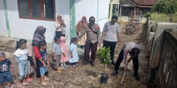 Polsek Ukui Edukasi Anak PAUD soal Lingkungan dan Tanam Pohon di Sekolah