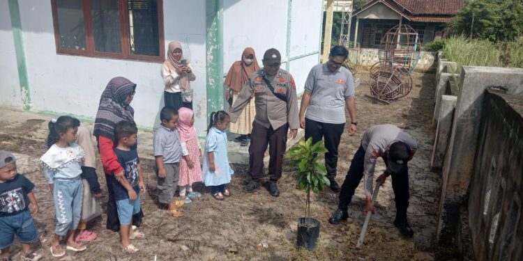 Polsek Ukui Edukasi Anak PAUD soal Lingkungan dan Tanam Pohon di Sekolah