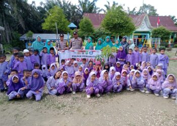 Polsek Kerumutan Tanam Bibit Pohon Bersama Anak TK, Dukung Program Penghijauan Kapolda Riau