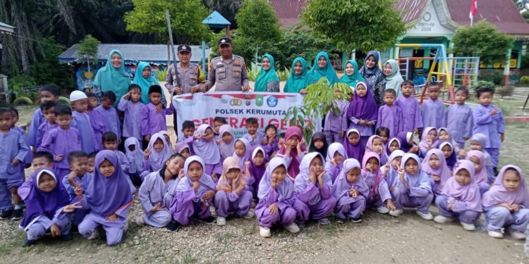 Polsek Kerumutan Tanam Bibit Pohon Bersama Anak TK, Dukung Program Penghijauan Kapolda Riau
