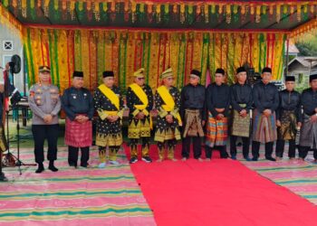 Batin Payung Dikukuhkan di Bunut, Camat dan Kapolsek Hadir Saksikan Prosesi Adat