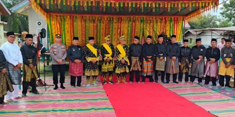 Batin Payung Dikukuhkan di Bunut, Camat dan Kapolsek Hadir Saksikan Prosesi Adat