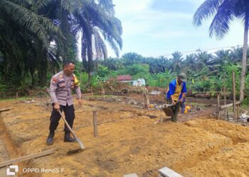 Bhabinkamtibmas Polres Pelalawan Gotong Royong Bangun Rumah Warga di Desa Pematang Tinggi