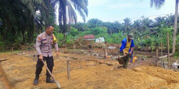 Bhabinkamtibmas Polres Pelalawan Gotong Royong Bangun Rumah Warga di Desa Pematang Tinggi