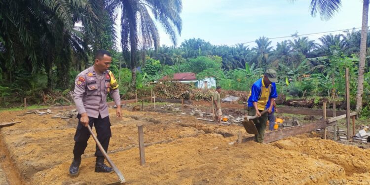 Bhabinkamtibmas Polres Pelalawan Gotong Royong Bangun Rumah Warga di Desa Pematang Tinggi