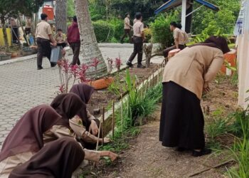Jumat Bersih, Siswa – Siswi SMA Negeri 4 Takengon Melakukan Gotong Royong