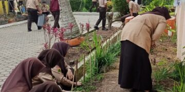 Jumat Bersih, Siswa – Siswi SMA Negeri 4 Takengon Melakukan Gotong Royong