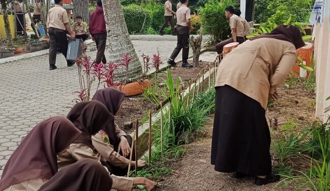 Jumat Bersih, Siswa – Siswi SMA Negeri 4 Takengon Melakukan Gotong Royong