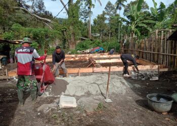 Pembangunan RTLH Program TMMD Ke-126 Di Rutih, Satgas Melakukan Pengecoran Pondasi