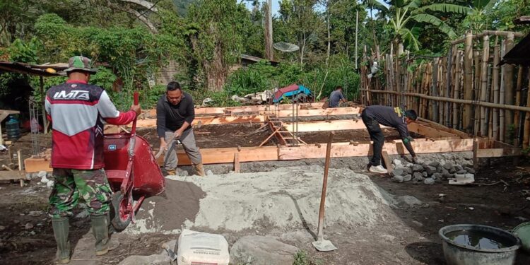 Pembangunan RTLH Program TMMD Ke-126 Di Rutih, Satgas Melakukan Pengecoran Pondasi