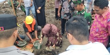 Sekda Kota Langsa Meletakan Batu Pertama Pembangunan Gerai KDMP di Paya Bujok Seulemak