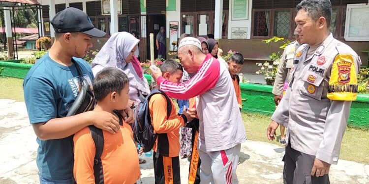 Tegur Siswa Pakai Sapu, Guru SD di Pelalawan Minta Maaf