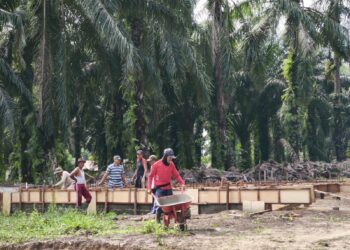Lewat Gotong Royong, Polsek Kerumutan Bangun Kepercayaan Publik