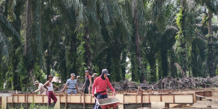 Lewat Gotong Royong, Polsek Kerumutan Bangun Kepercayaan Publik