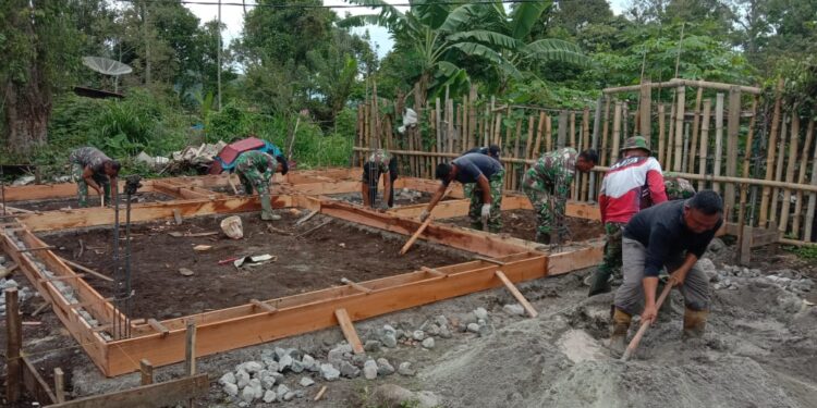 Bangun RTLH TMMD Ke-126, Anggota Satgas Kodim 0106/Aceh Tengah Mulai Mengecor Pondasi