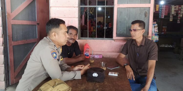 Sambangi Tokoh Adat Desa Penarikan, Polisi Sampaikan Pesan Kamtibmas dan Cegah Karhutla