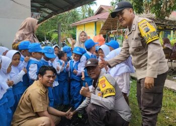Polsek Kuala Kampar Tanam Bibit Pohon di TK Kuala Bersatu, Edukasi Lingkungan Sejak Dini