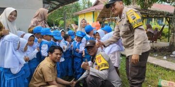 Polsek Kuala Kampar Tanam Bibit Pohon di TK Kuala Bersatu, Edukasi Lingkungan Sejak Dini