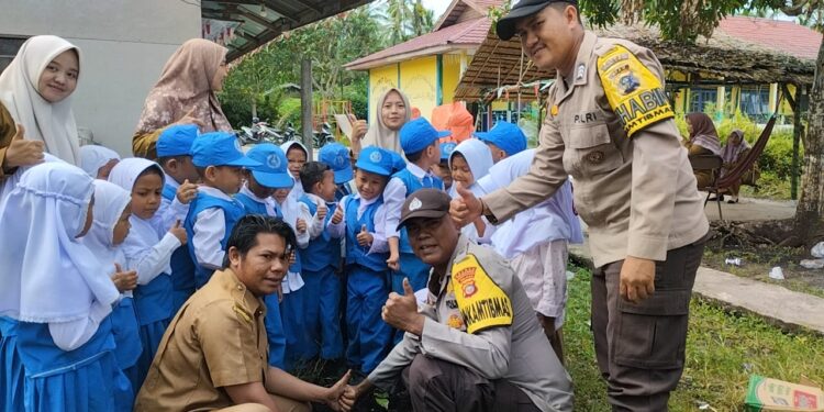 Polsek Kuala Kampar Tanam Bibit Pohon di TK Kuala Bersatu, Edukasi Lingkungan Sejak Dini