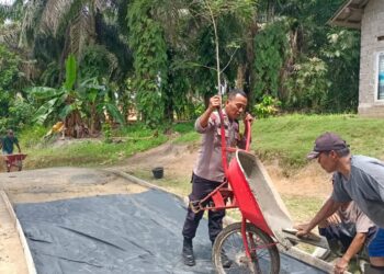Polisi Ini Turun Tangan Bangun Jalan Bersama Warga di Pelalawan