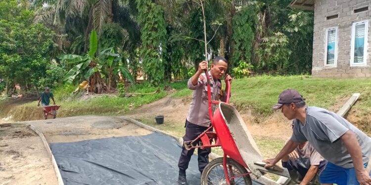 Polisi Ini Turun Tangan Bangun Jalan Bersama Warga di Pelalawan
