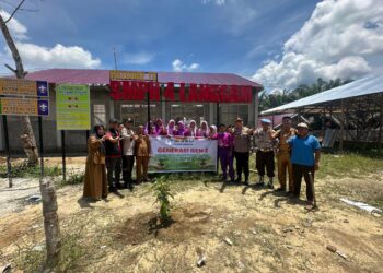 Dukung Program Penghijauan, Polsek Langgam Tanam Bibit Pohon di SMPN 4 Langgam