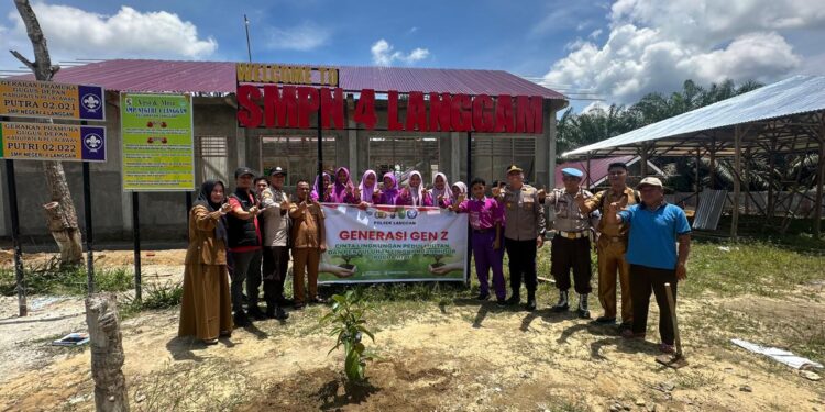 Dukung Program Penghijauan, Polsek Langgam Tanam Bibit Pohon di SMPN 4 Langgam