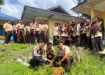Polsek Ukui Tanam Pohon di SMA Negeri 1 Ukui Dua, Bentuk Karakter Peduli Lingkungan Sejak Dini