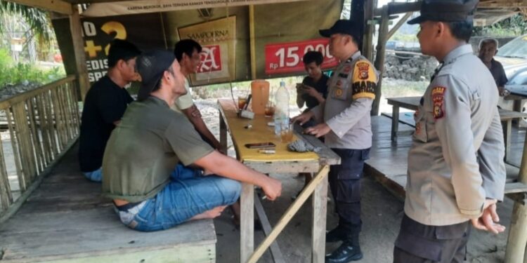 Polsek Ukui Laksanakan Patroli dan Edukasi Warga, Wujudkan Kamtibmas yang Kondusi