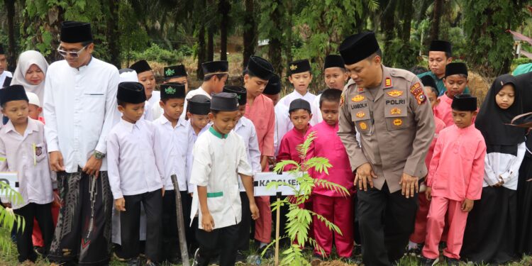 Kapolsek Pangkalan Lesung Tanam Pohon pada Peringatan Hari Santri Nasional 2025