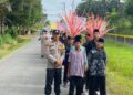 Polsek Kerumutan Kawal Pawai Keliling Sambut Hari Santri Nasional 2025