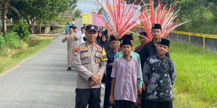 Polsek Kerumutan Kawal Pawai Keliling Sambut Hari Santri Nasional 2025